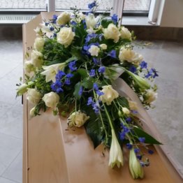 Delphinium Kistdekoration blå begravningsblommor