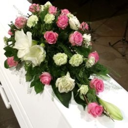 HJÄRTEVÄN Kistdekoration begravningsblommor rosor