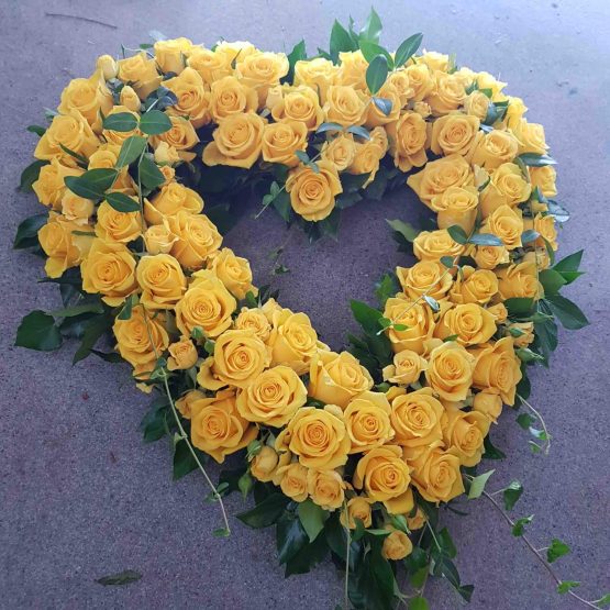 hjärta med gula rosor