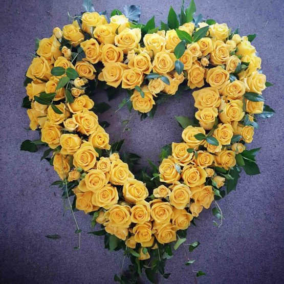 hjärta med gula rosor