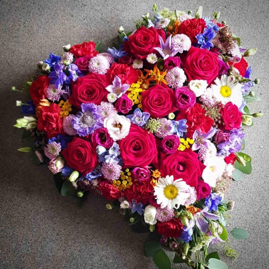 hjärta till begravning med färgglada blommor