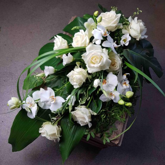 begravningsbukett med vita blommor