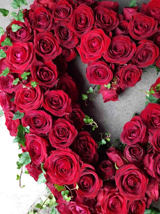 stort hjärta med röda rosor