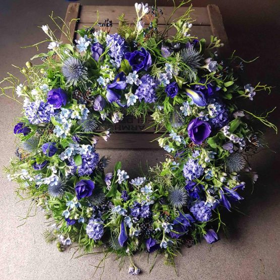 begravningskrans med blå blommor