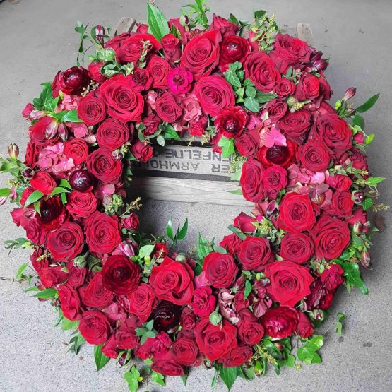 begravningskrans med röda rosor