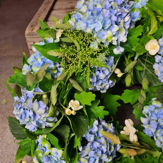 beravningskrans med blå hortensia