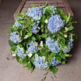 begravningskrans med blå hortensia