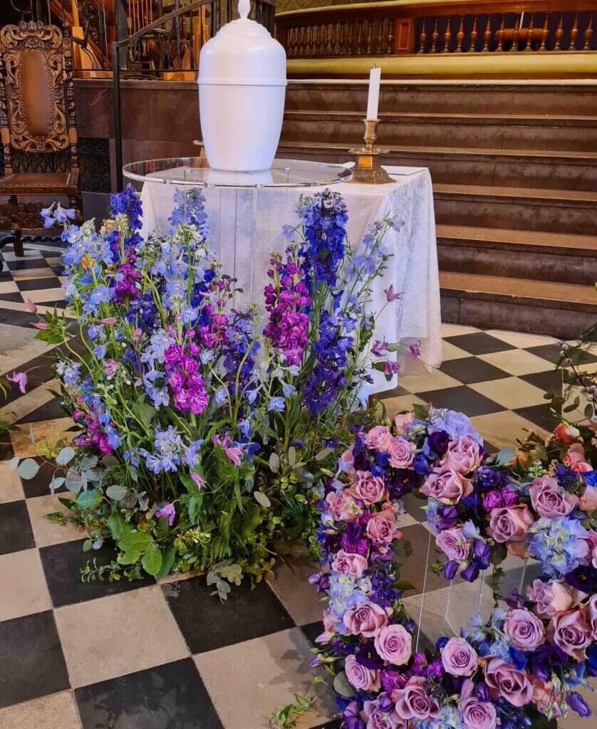 Begravningsblommor i lila