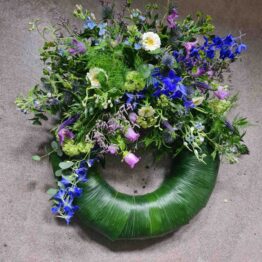 blå begravningskrans