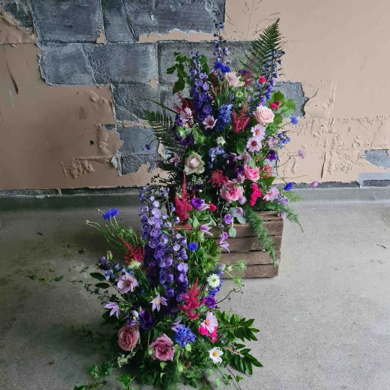 Begravningsdekoration i blått och rosa